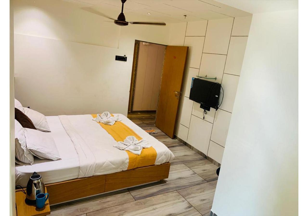 Shree Murlidhar Guest House Surat Esterno foto